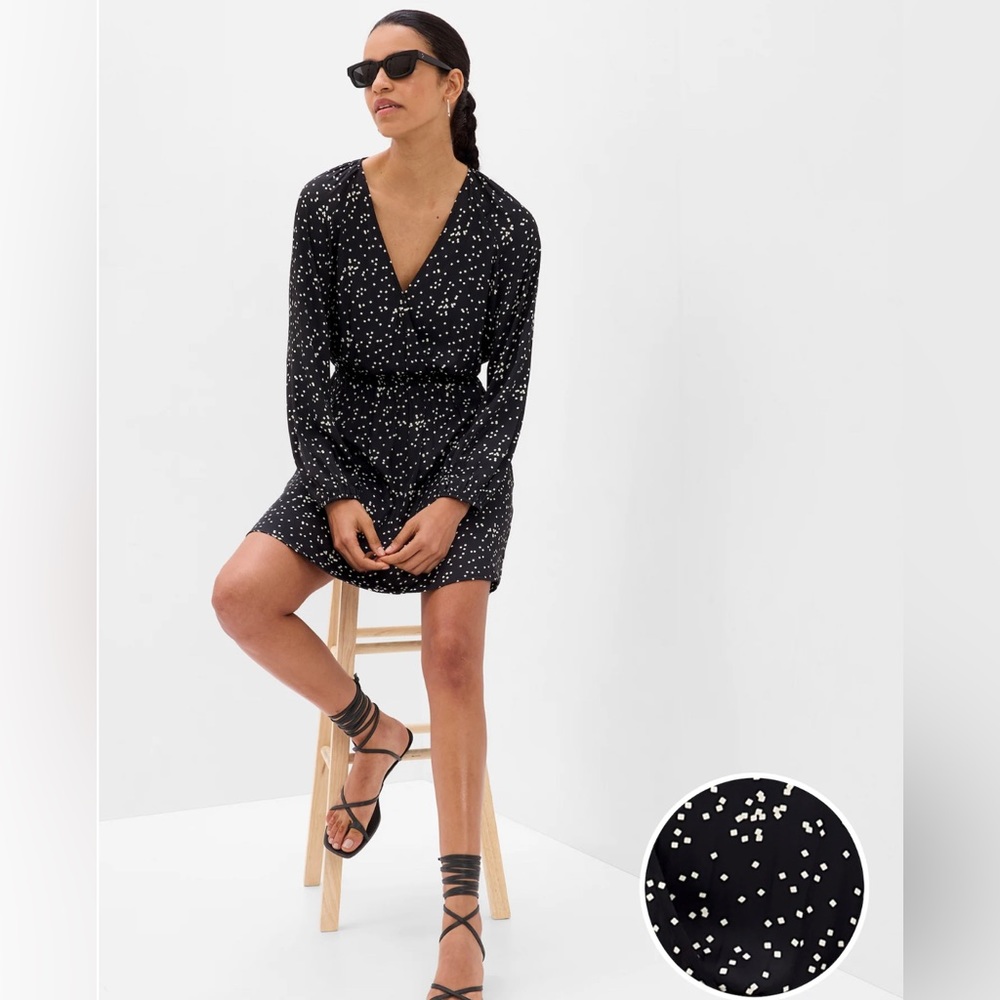 GAP Long Sleeve V-neck Mini Wrap Dress (Size Medium) in Black confetti print.